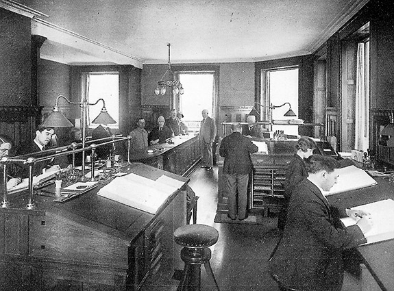 I starten af 1900-tallet eksploderede antallet af mennesker med kontorarbejde. Dengang var pultens placering en tydelig markering af den enkelte medarbejders plads i hierarkiet. Her er det fra sparekassen i Nykøbing Falster omkring 1920'erne.