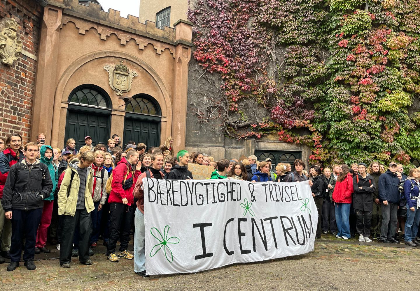 Studerende og bannere i demonstration ved Københavns Universitet