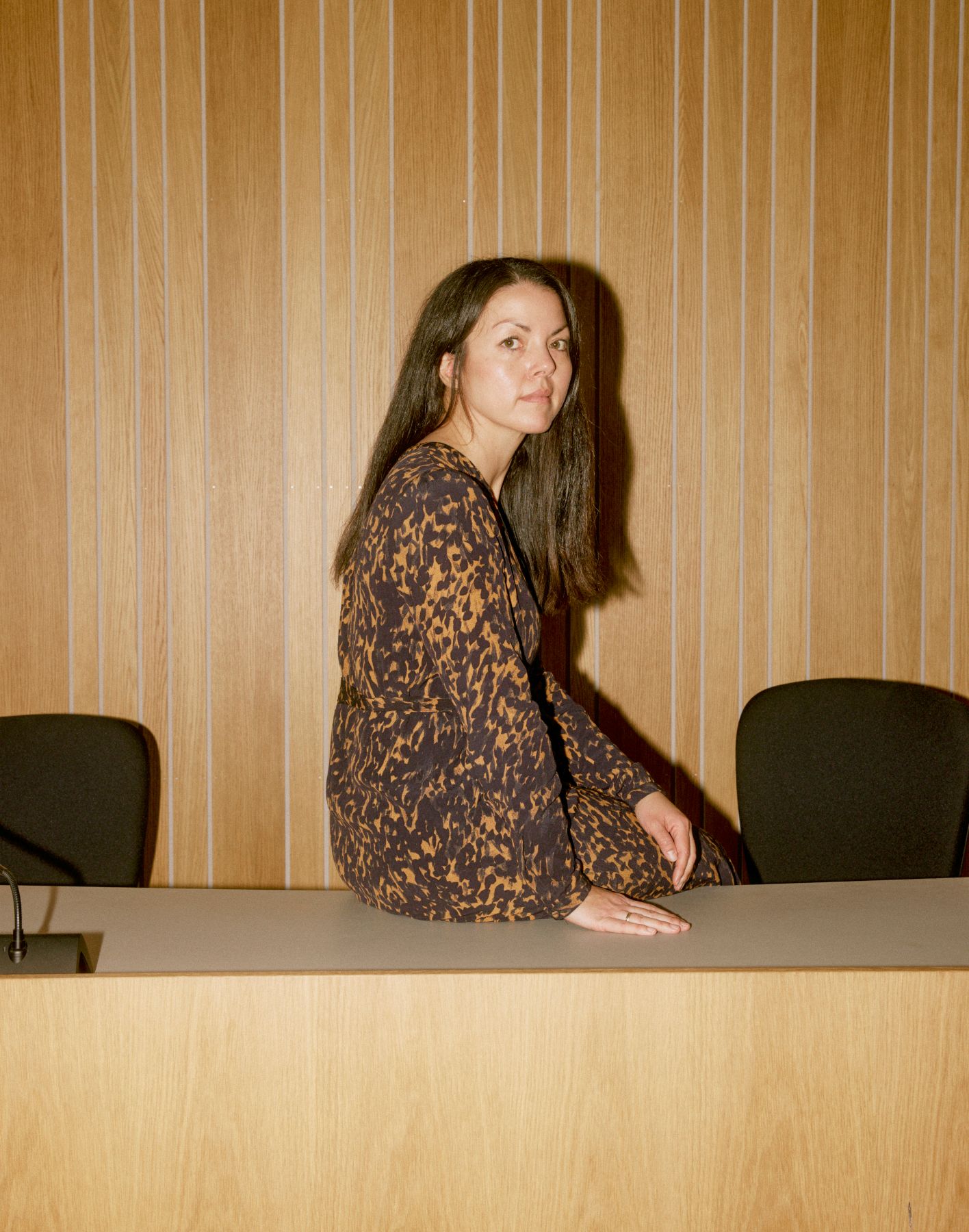 Foto af senioranklager Maja Laurberg, siddende i et retslokale