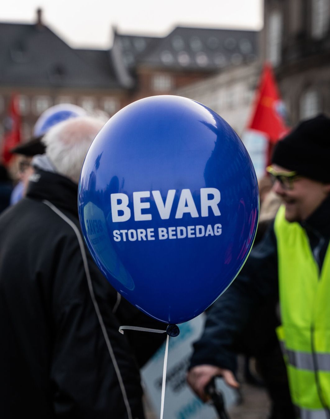 Foto af en blå ballon til en demonstration i februar 2023 imod afskaffelsen af fridagen på store bededag. 