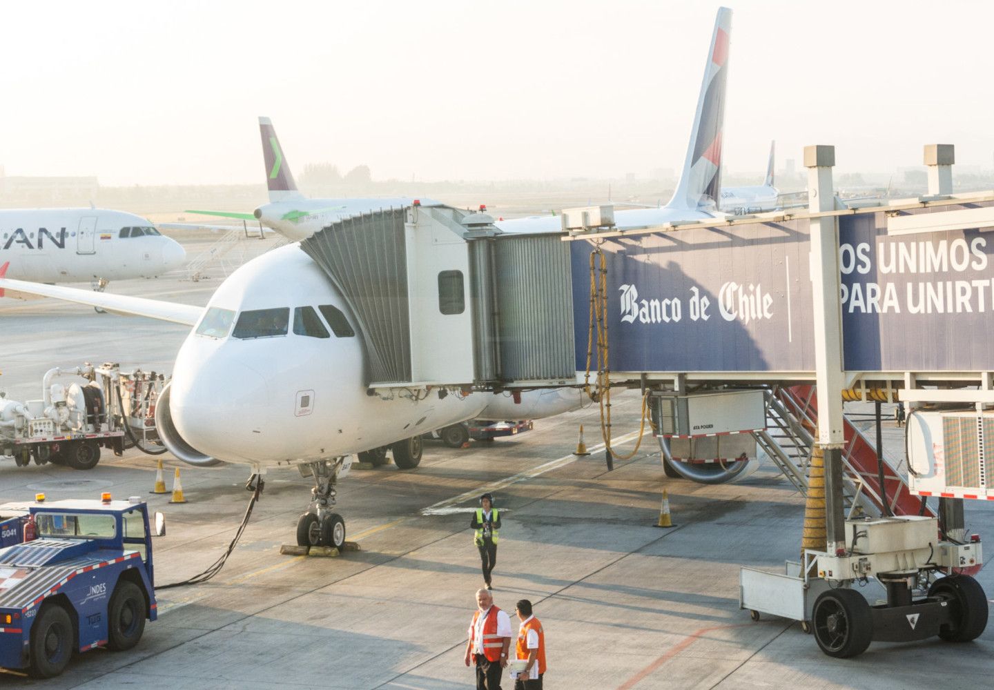 Fly parkeret ved gate i Santiago Lufthavn i Chile.