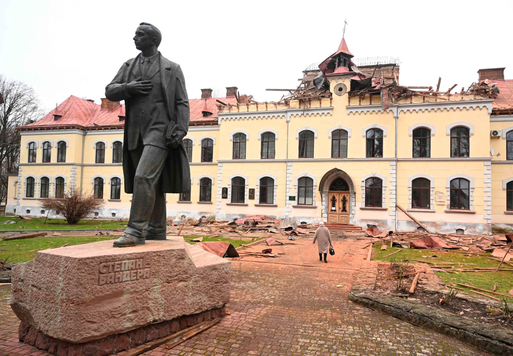 Foto af et af universiteterne i Lviv, der er blevet beskadiget af bombardementer